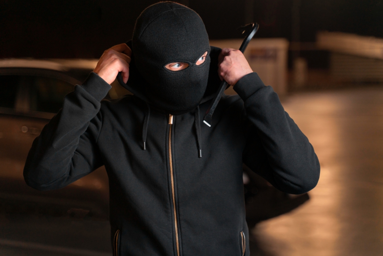 Nieudolny włamywacz na "gorącym uczynku" zatrzymany niedaleko komendy policji