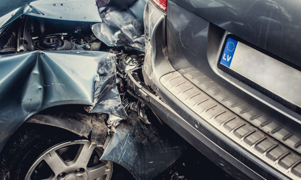 Samochodowy incydent w Katowicach: dachowanie samochodu marki Audi i konsekwencje dla kierowcy