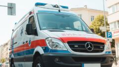 Na A4 wyciągnęli rannego kierowcę przez szyberdach